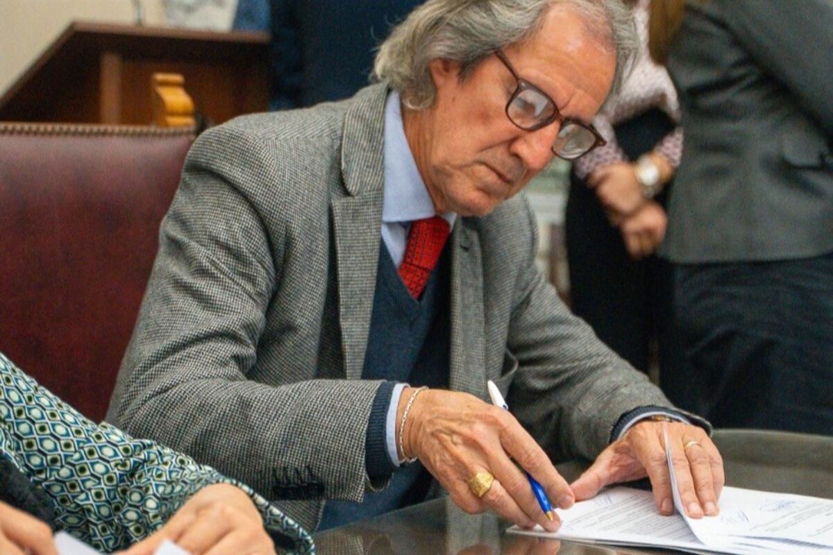 El defensor del pueblo adjunto, Carlos Galoppo, firmó un convenio con la FIO.