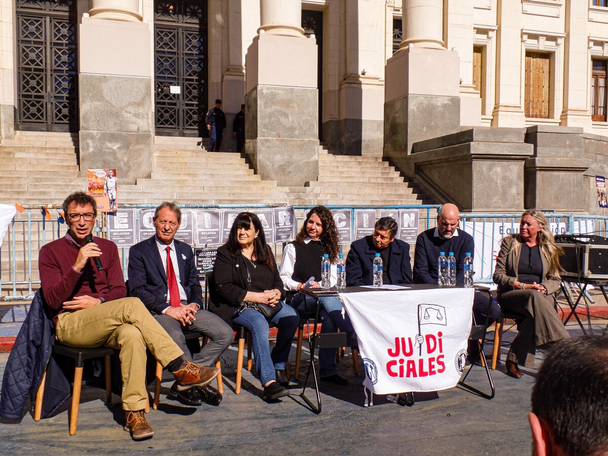 Protesta. Los empleados judiciales realizaron este viernes una clase pública, frente al edificio de Tribunales I, en el final del paro de 72 horas.