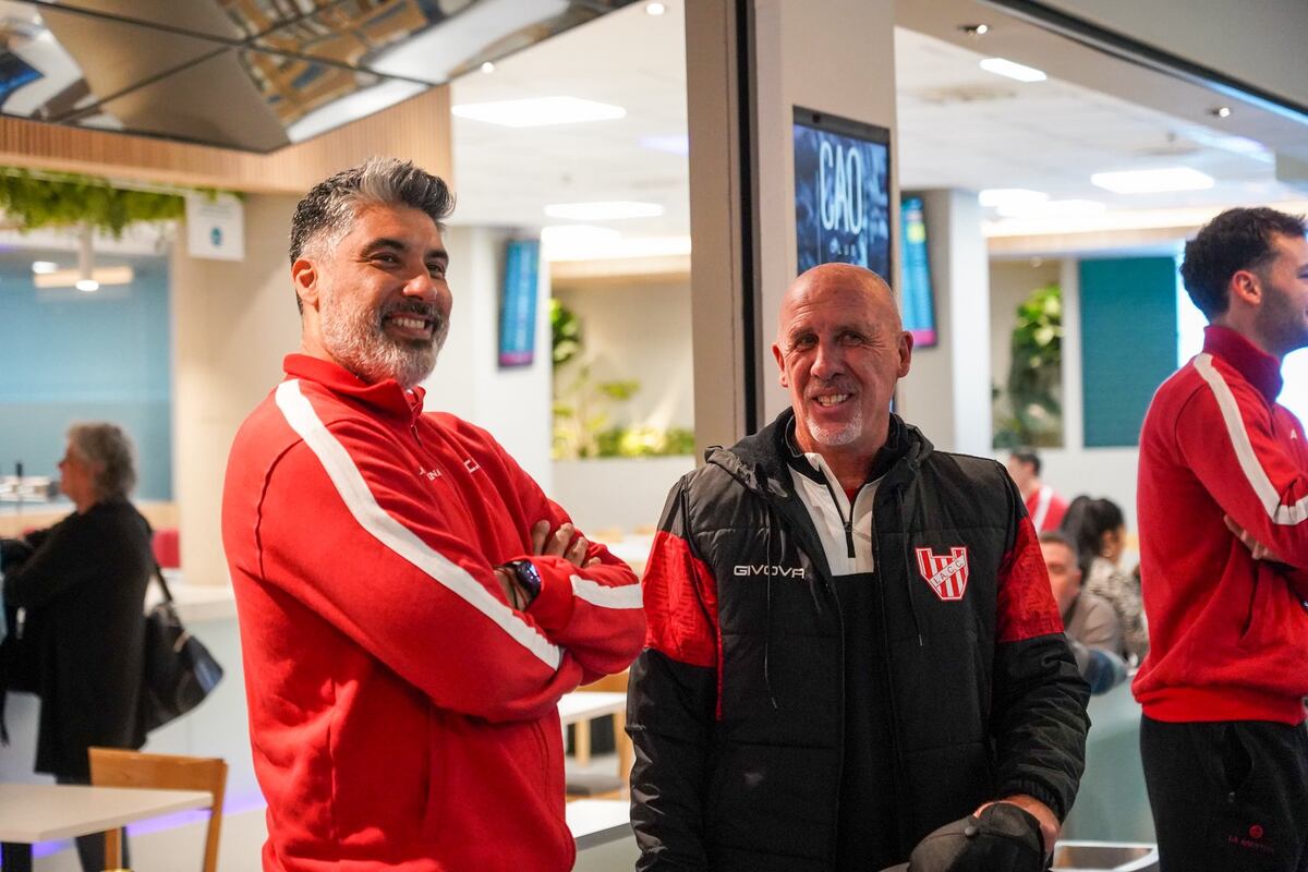 Los equipos de Instituto de fútbol y básquet, juntos antes de viajar. (Prensa IACC).