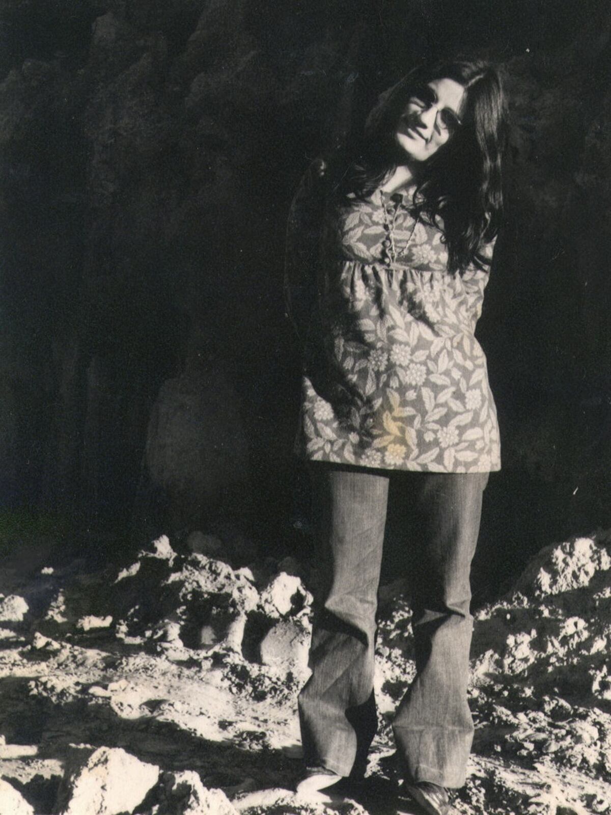 hippies. Una joven en 1970 con vestido bobo y pantalón oxford en ls sierras de Córdoba. (Foto, gentileza familia Farcy)