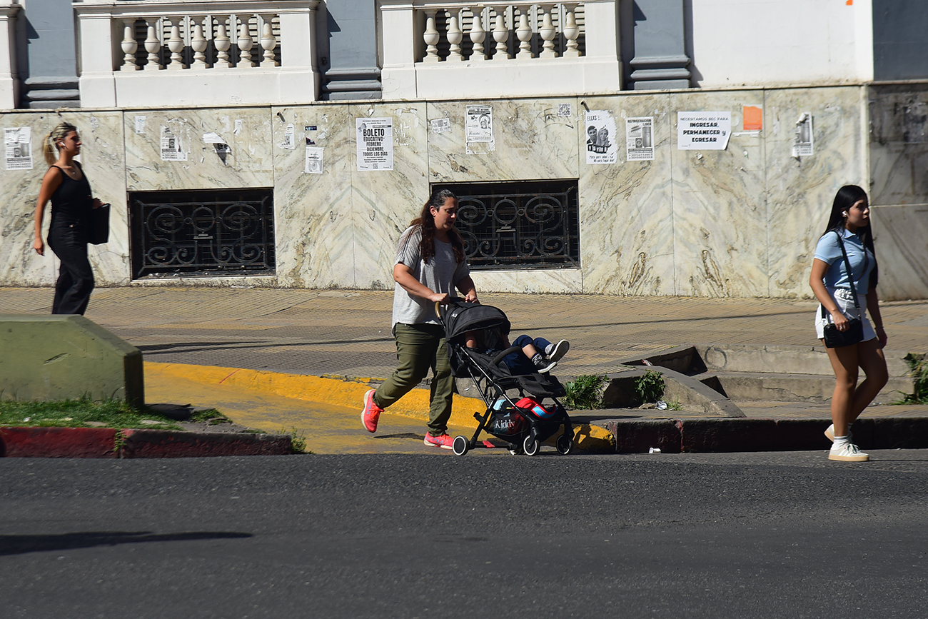 Rampas en mal estado por el centro de Córdoba
Plaza España
Foto: Pedro Castillo / La Voz
