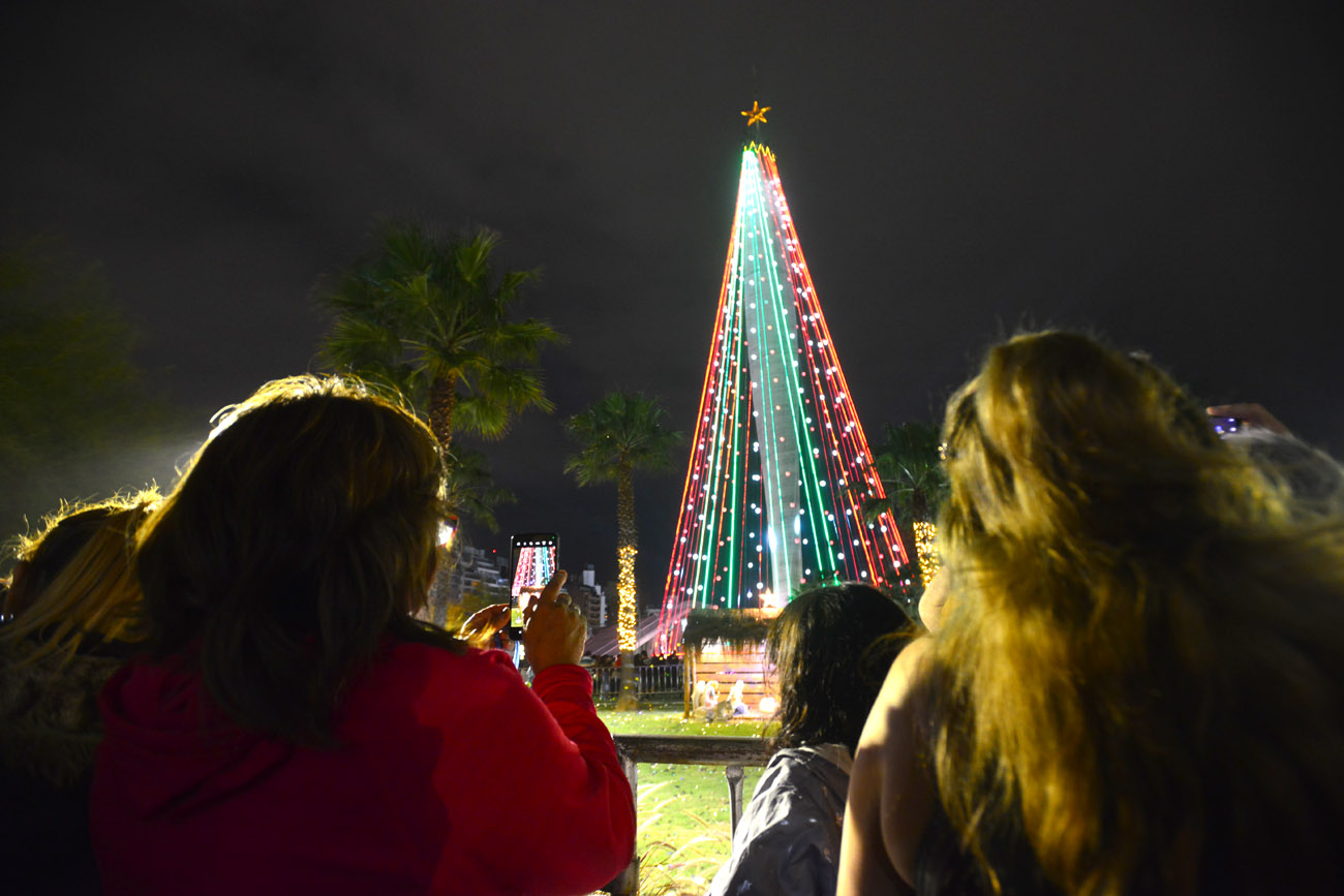 Se encendió el arbolito de Navidad en el Faro del Bicentenario. (Nicolás Bravo / La Voz)