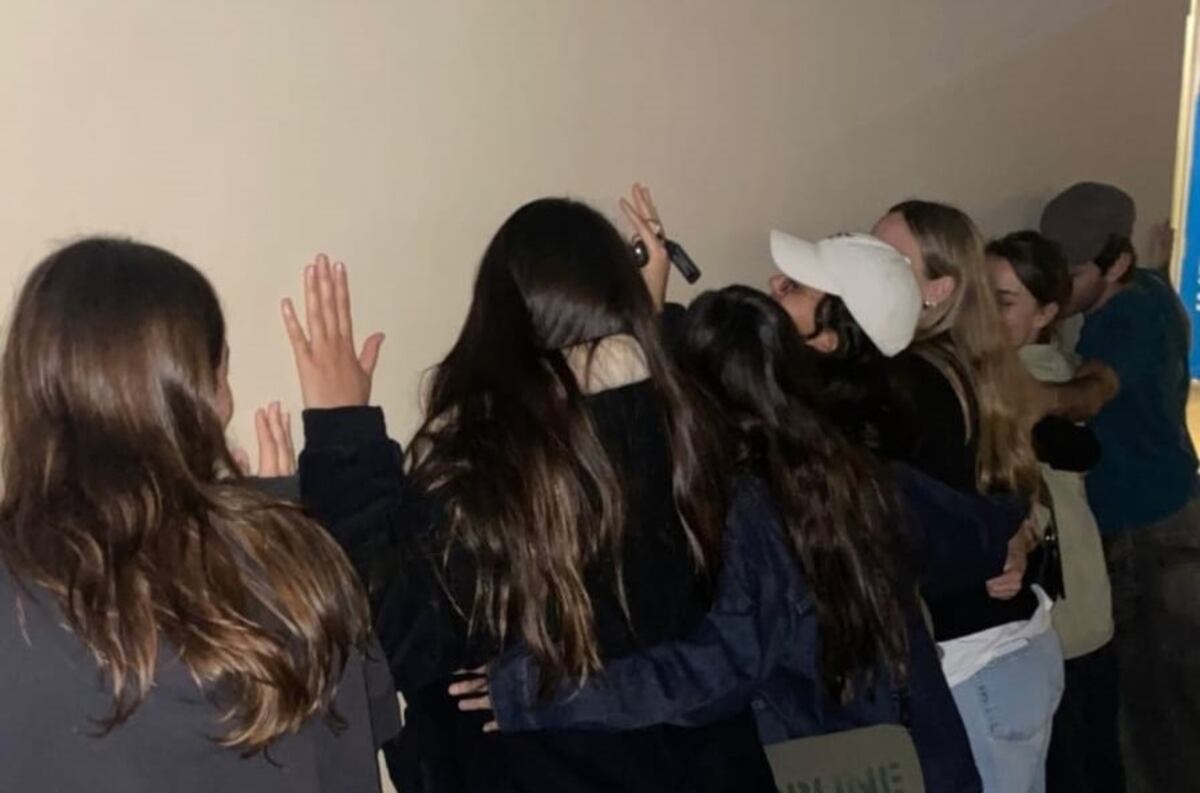 Se reúnen todas las noches y le gritan a través de la única pared que los separa a ellos de su “capitán”. (La Voz)