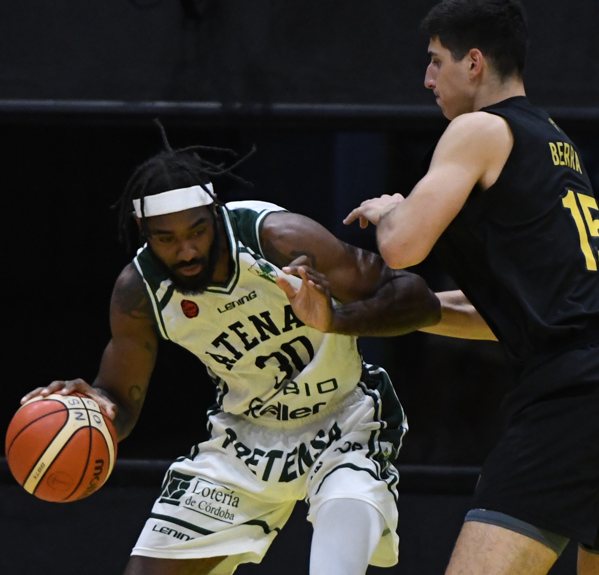 Deion McClenton regresa al Griego para aportar su peso específico en la pintura. Llega en competencia. (Prensa Obras / Archivo)