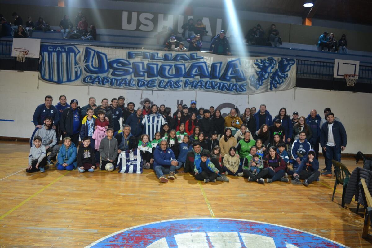Daniel Valencia, gloria de Talleres, con la filial de Talleres en Usuahia. (Prensa Talleres)