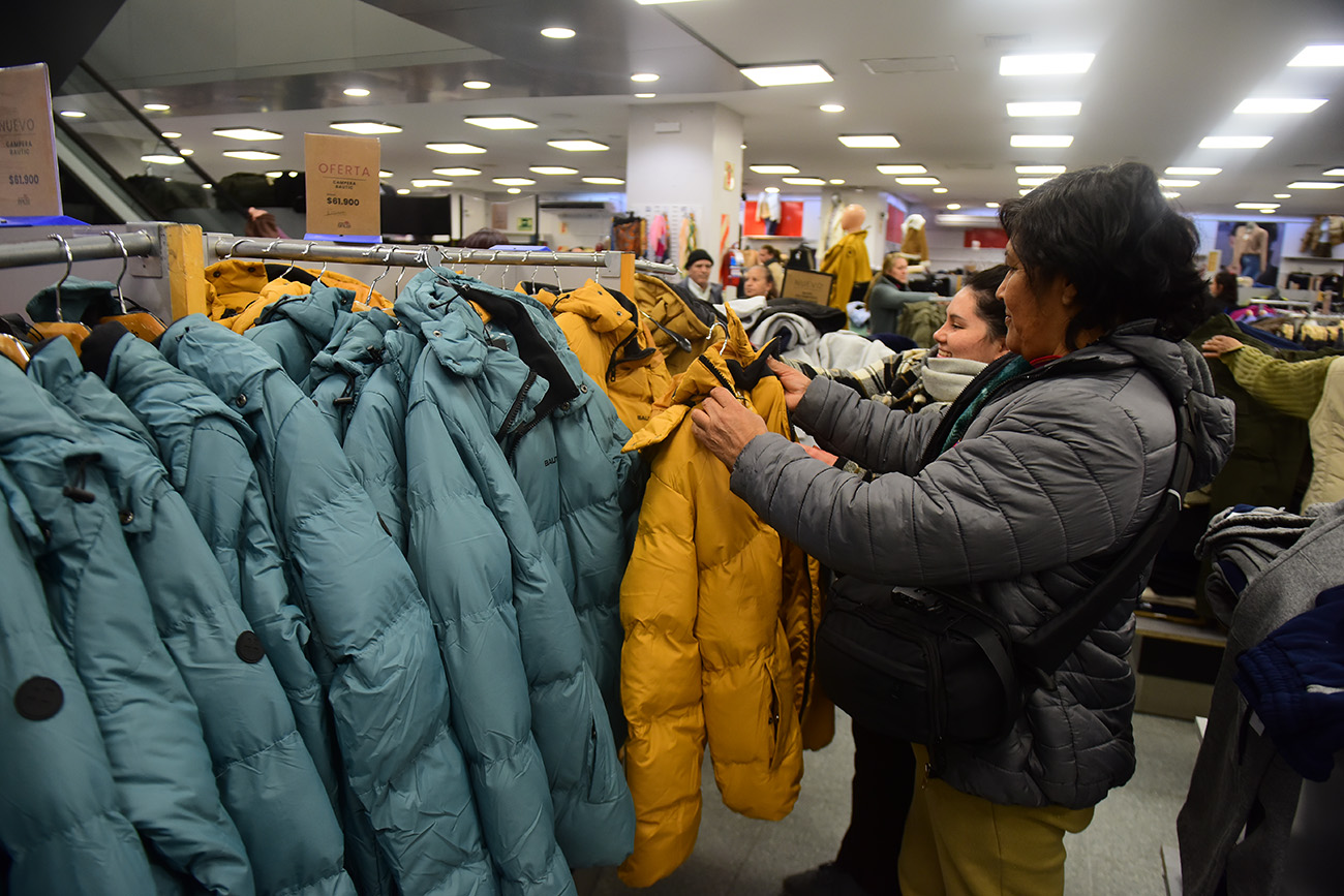 Venta del día del padre en el centro de la ciudad de Córdoba. (José Gabriel Hernández / La Voz)