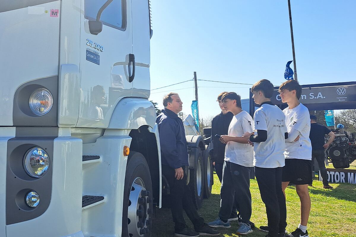 El stand permitió a productores, transportistas y estudiantes de escuelas técnicas conocer de cerca desde el liviano Delivery 9.180 hasta el Meteor 28.460.