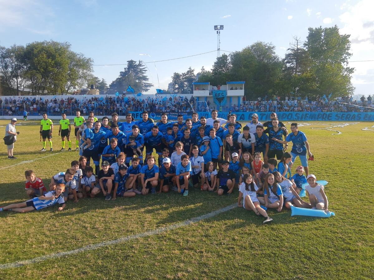 Belgrano de Berrotarán y el primer título de su historia. El club tiene 100 años y compite en la Liga Riotercerense de Fútbol. (Gentileza Belgrano de Berrotarán).