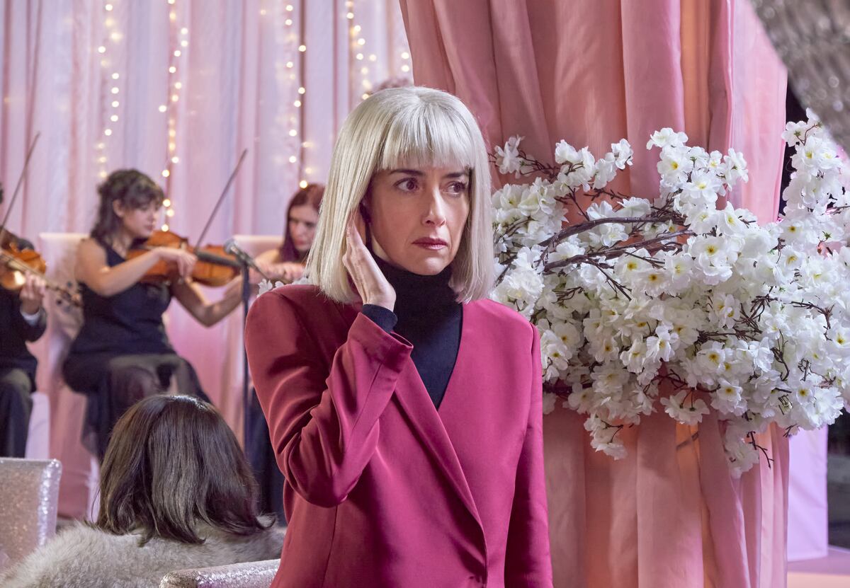 LA CASA DE LAS FLORES: LA PELICULA (L to R) CECILIA SUAREZ como PAULINA en LA CASA DE LAS FLORES: LA PELICULA Cr. JAVIER AVILA/NETFLIX ©️ 2021