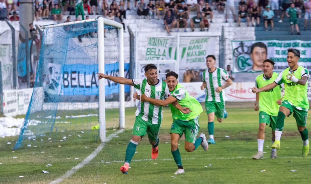 Bella Vista se coronó campeón de la Primera B de la Liga Cordobesa. Kevin Mariño fue su gran figura y goleador. (Gentileza Instagram Liga Cordobesa de Fútbol / @mundofotocba)