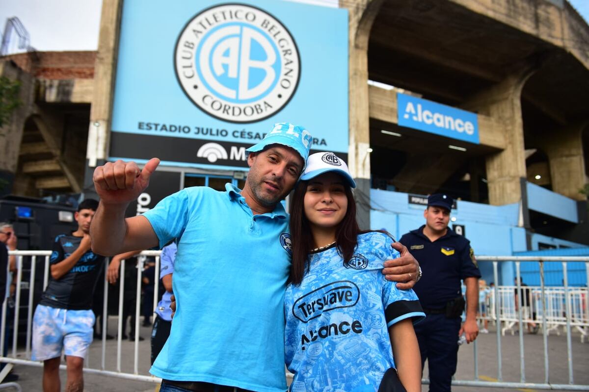 Hinchas de Belgrano en la previa del clásico con Talleres en Alberdi para el Cara 'e Cancha. (La Voz)