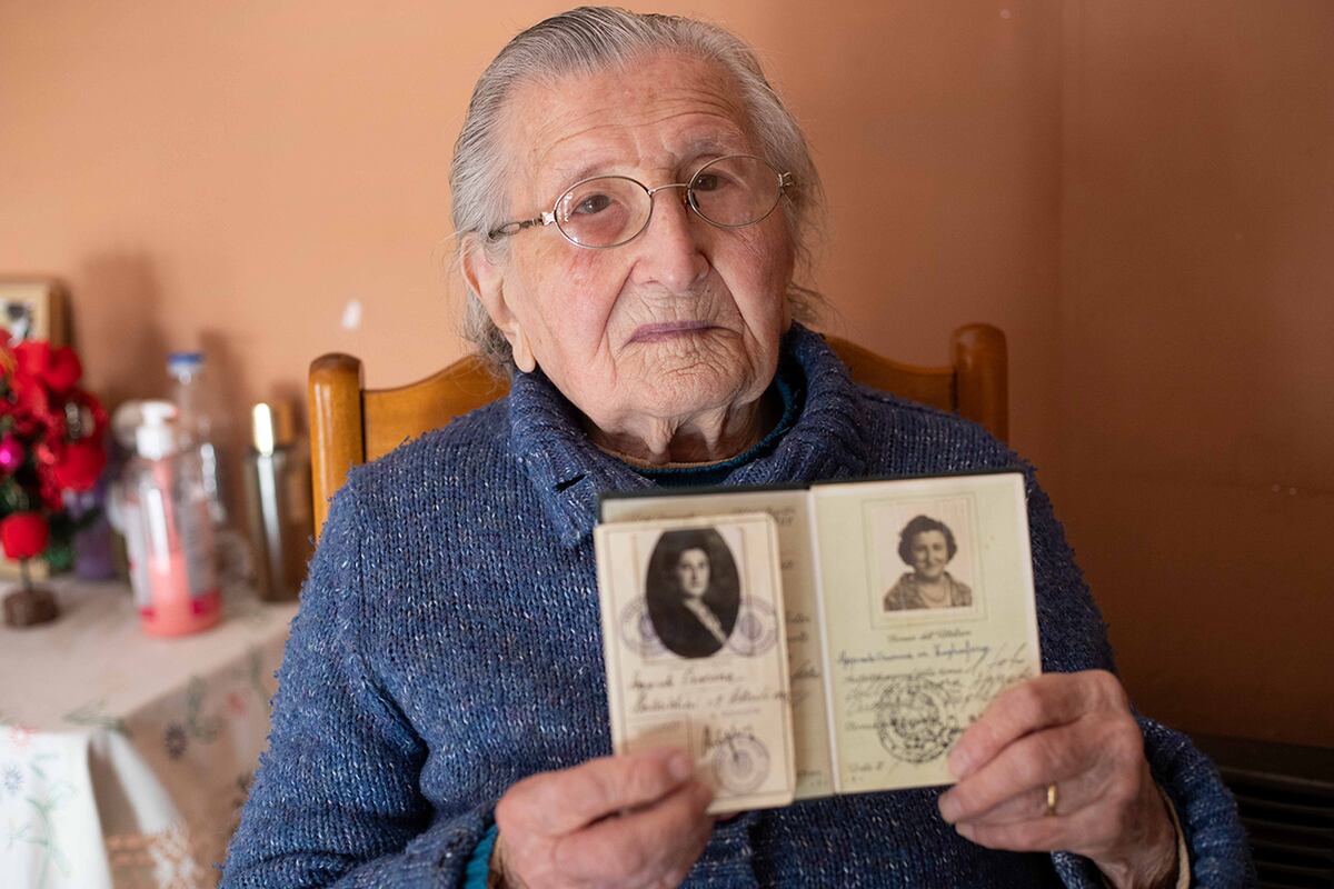 Onorina Apprato de Tagliaferro muestra sus documentos. Cumple 112 años. Vive en Río Tercero. (Nelson Torres / La Voz)