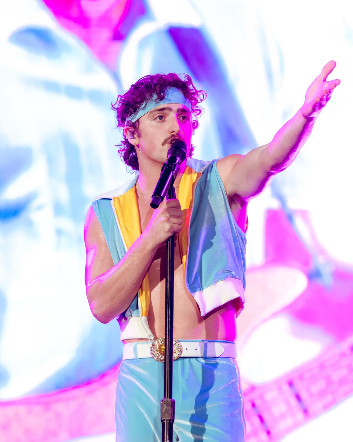 Benson Boone durante su show en el reciente Lollapalooza Argentina. (Gentileza Alivecoverage y Cata Almada)
