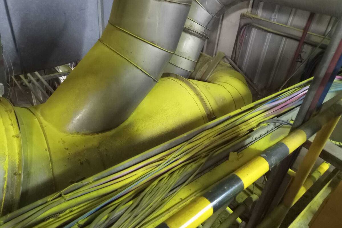 El chequeo determinó que esta foto es real. "Los fragmentos de vidrio sobre la chapa de diamante están dispersos de forma aleatoria. Se observa polvo y fibras blancas (posiblemente material aislante) enganchadas en las asperezas del metal, lo cual es un indicador de un entorno físico real y no renderizado", dice el reporte de Notebook LM.