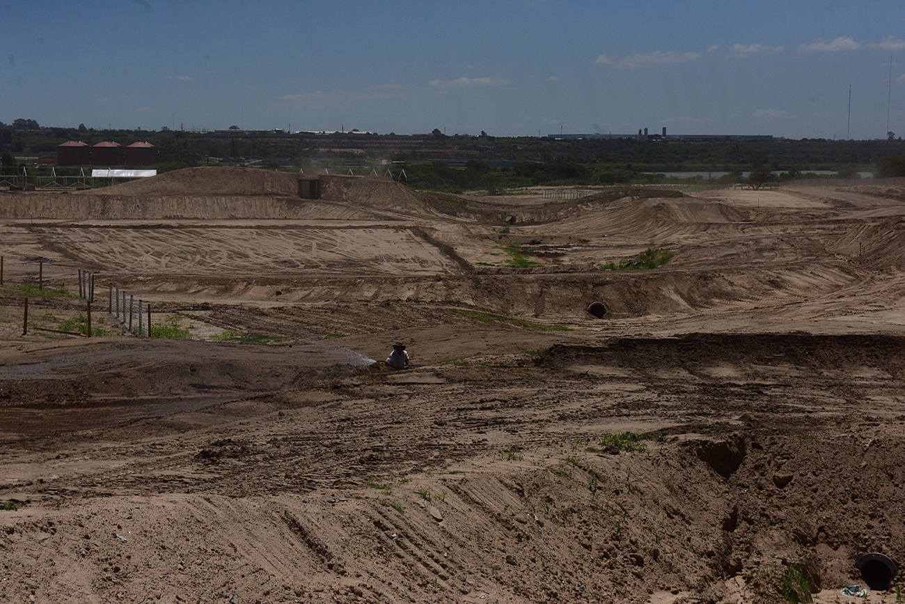 Así se está haciendo el circuito de motocross en Infinito Race Track, en la ciudad de Córdoba. (José Gabriel Hernández / La Voz)