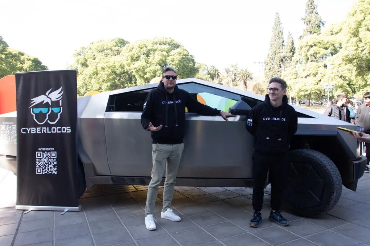 En búsqueda del récord. Los "Cyberlocos", Lars y Alan, en Mendoza. (Prensa Ciudad de Mendoza)