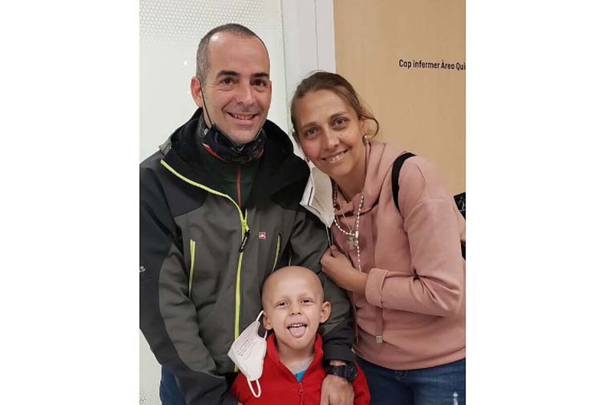 Hospital San Juan de Dios. Santino junto a Juan y Cecilia, sus padres (Instagram).