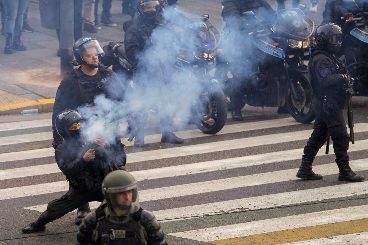 Máxima tensión en el Congreso: gas pimienta y bombas molotov entre los agentes y los manifestantes. (AP / Natacha Pisarenko)