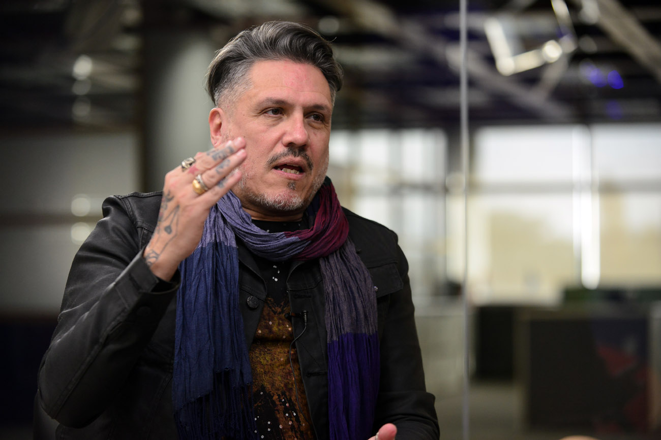 El artista Fernando León González dibujó el cómic "Ciudad", en el que se basó la película "Misión de rescate". (Nicolás Bravo / La Voz)