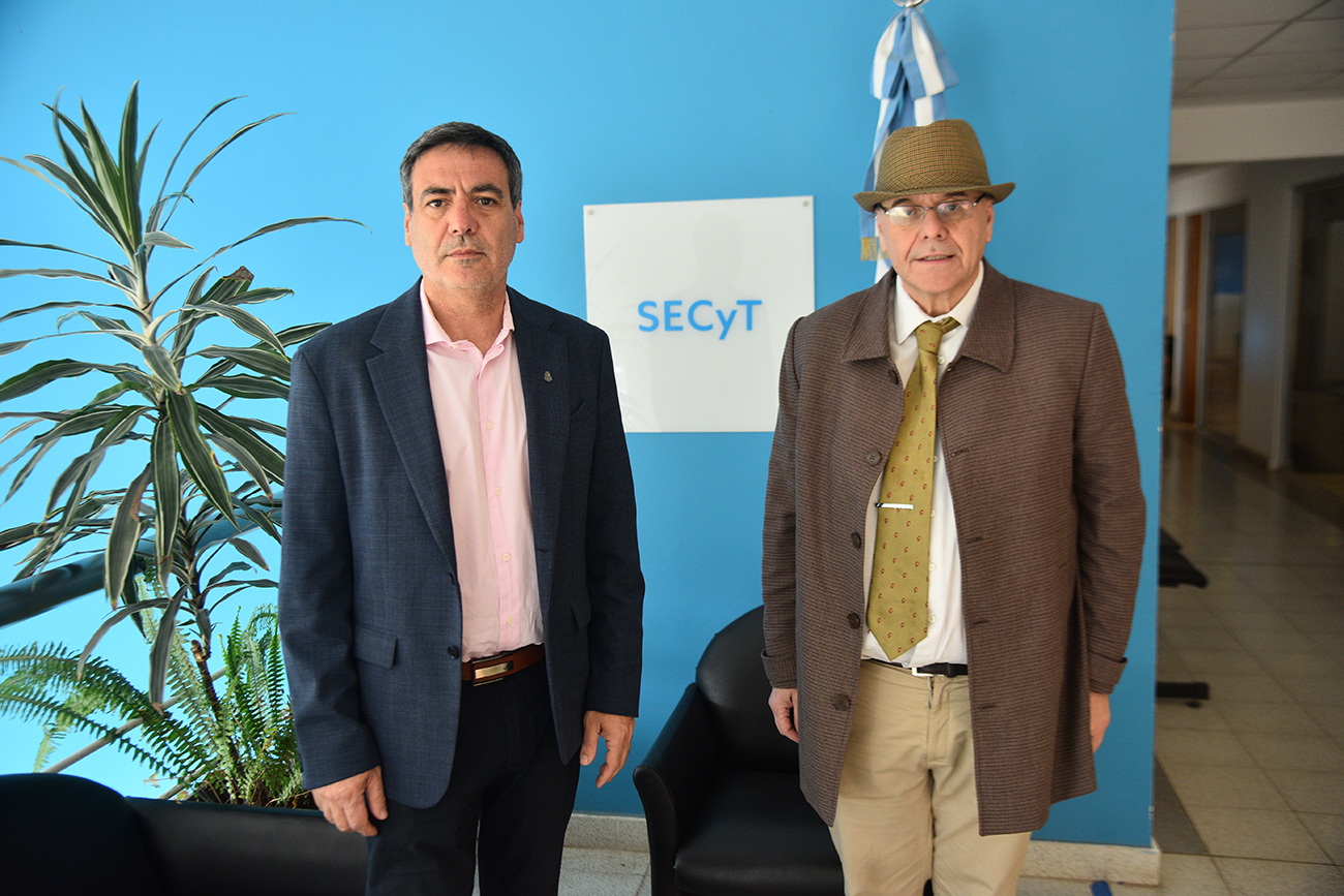 La UNC creó una sociedad anónima unipersonal para financiar proyectos de base tecnológica. Marcelo Sánchez, secretario de Gestión Institucional de la UNC y Daniel Barraco, secretario de Ciencia y Tecnología de la UNC y uno de los miembros del directorio de la SAU. (Pedro Castillo / La Voz)