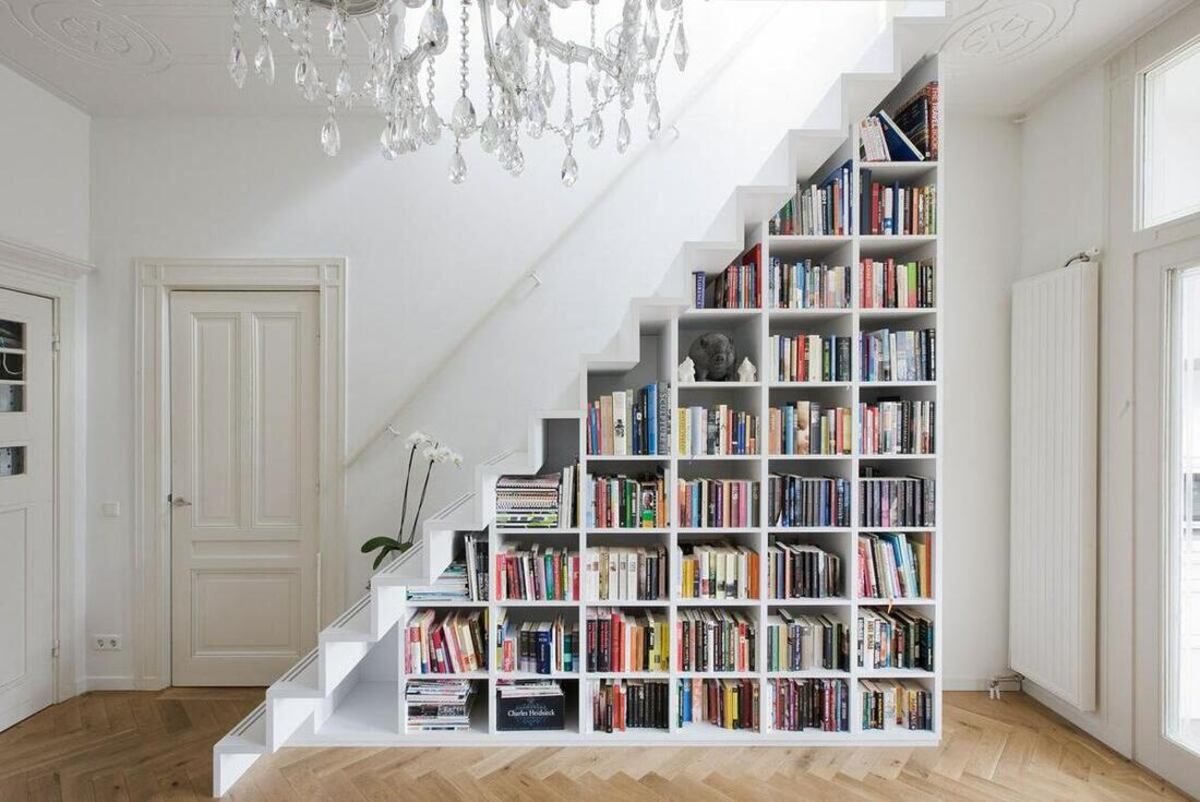 Biblioteca. El hueco de la escalera es el sitio indicado por la altura, profundidad y el ancho.