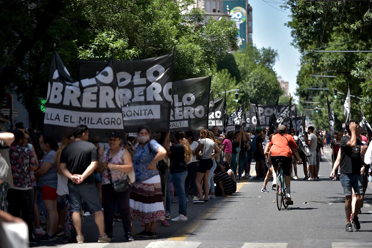 Marcha piquetera en Córdoba: otra jornada de protesta y caos en el tránsito en el centro. (José Hernández / La Voz)