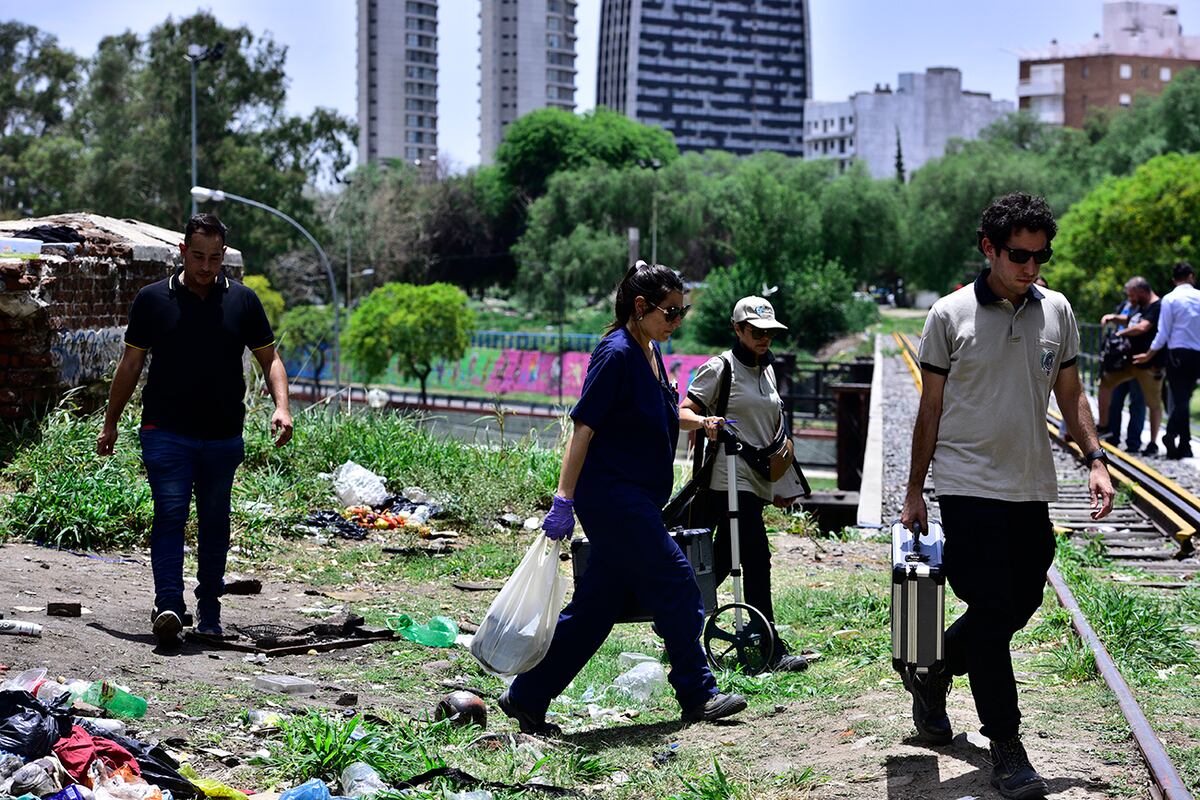 Evidencia que podría pertenecer a Anahí Bulnes. Ropa y calzado en una bolsa de residuos, en Costanera Sur a la altura del puente Ferroviario, Córdoba. (José Gabriel Hernández / La Voz)