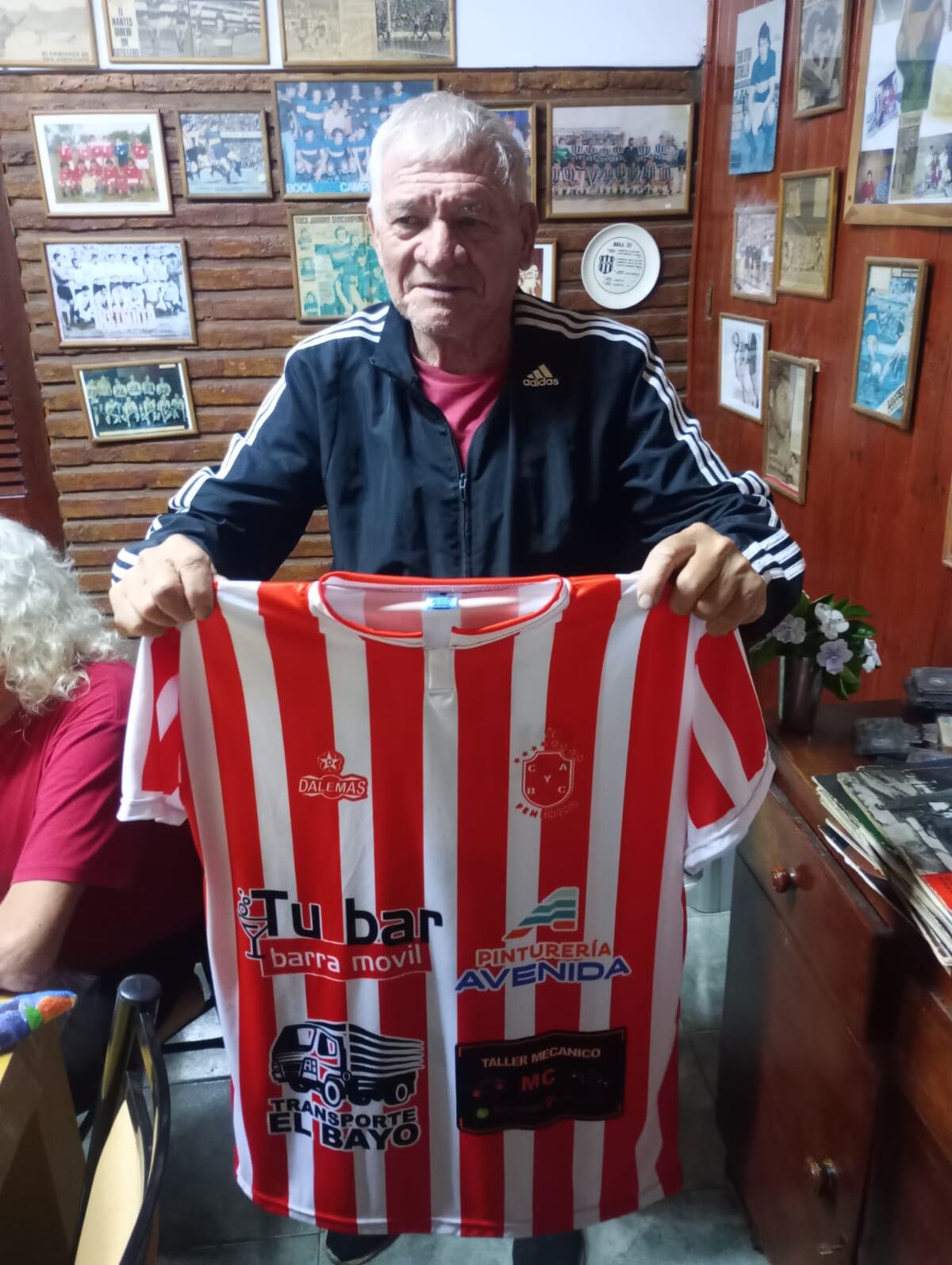 Central Bell Ville homenajea al “Tula” Curioni con una camiseta que une al Rojo y a la Gloria. (Gentileza).