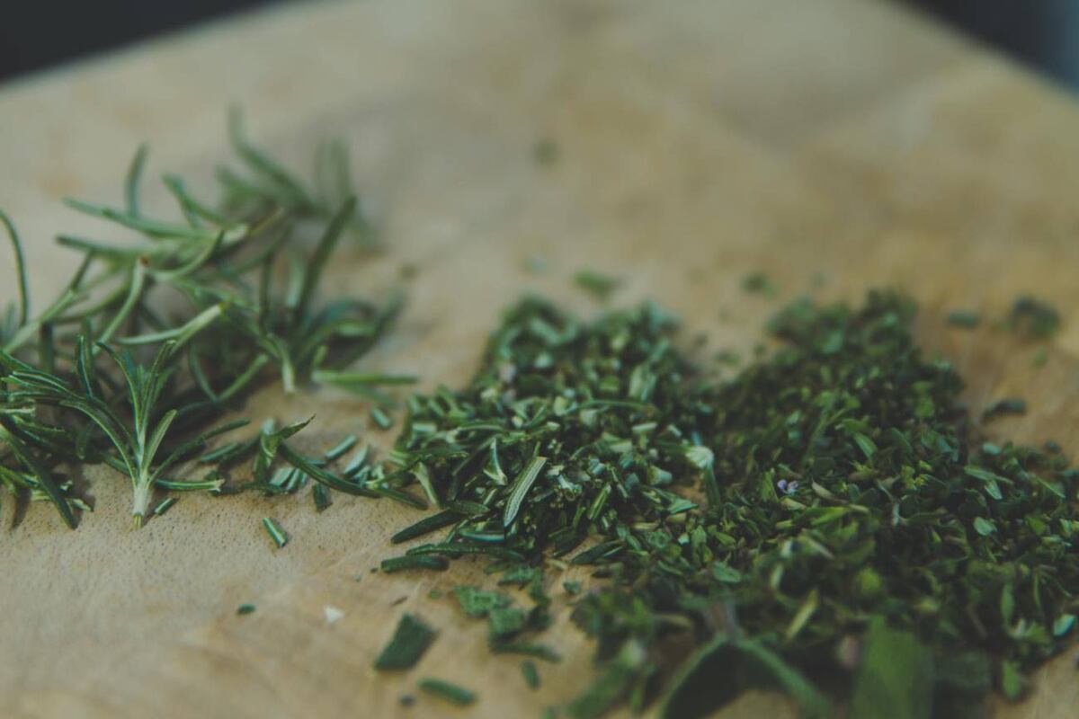 El romero es una planta cuya aplicación va mucho más allá de su uso gastronómico o decorativo. (Pexels)