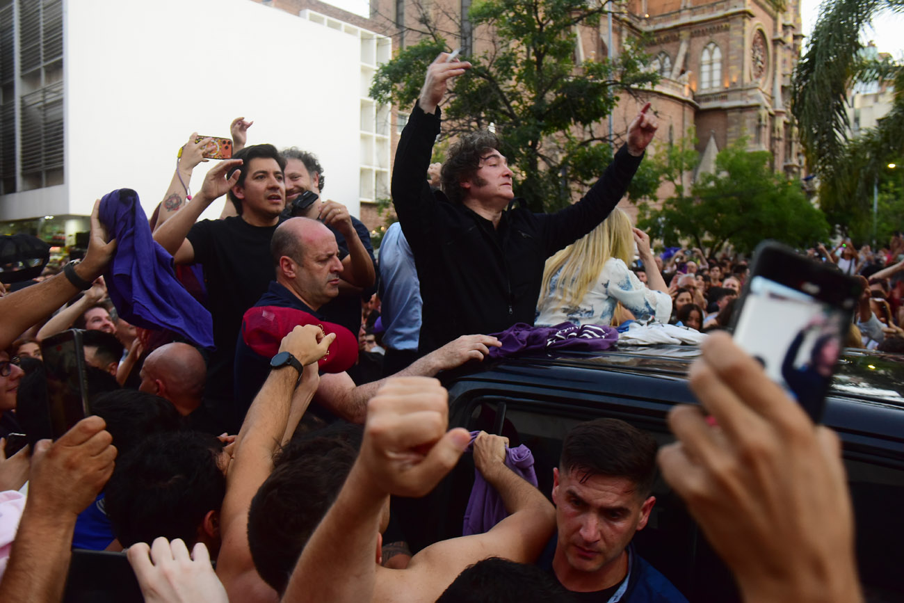 El presidente Javier Milei, en Córdoba, durante la Marcha de la Gratitud, acompañado por su hermana Karina y los diputados Gabriel Bornoroni y Gonzalo Roca. (Nicolás Bravo / La Voz)