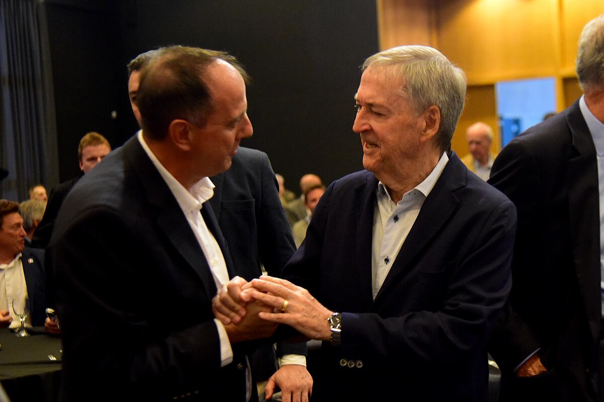 El exgobernador y candidato a diputado nacional por Provincias Unidas, Juan Schiaretti, junto al Gerente General de La Voz Juan Tillard, en el Ciclo de Coyuntura de la Bolsa de Comercio de Córdoba. (Pedro Castillo / La Voz)