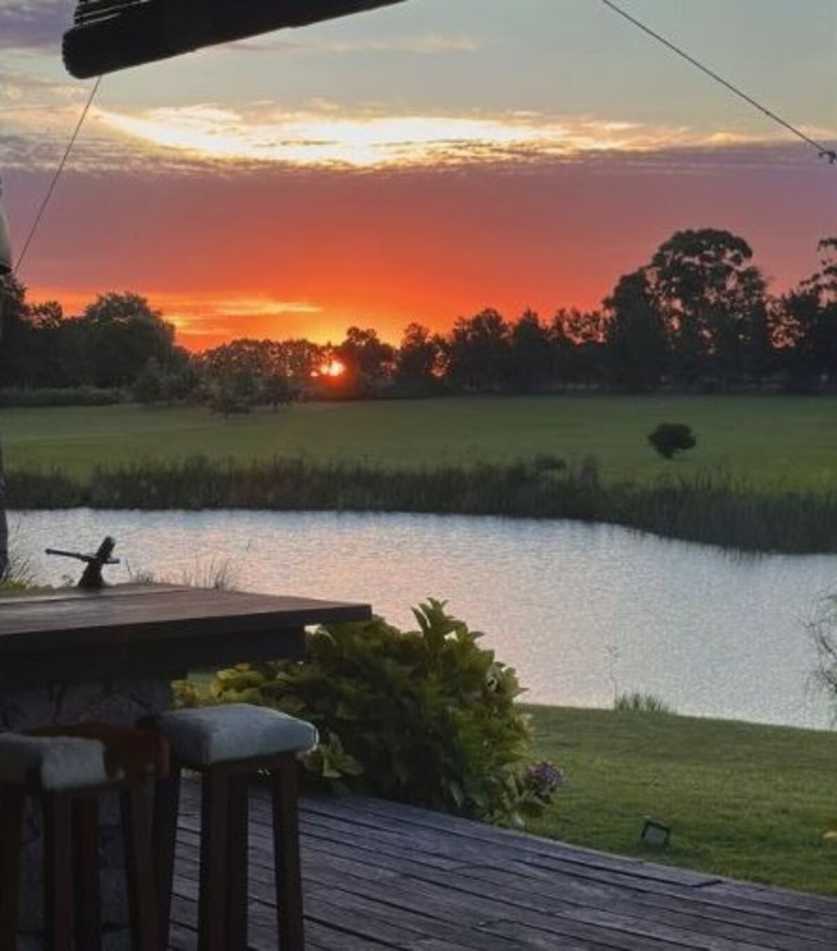 Así es el jardín de Valeria Mazza en su casa en Punta del Este: diseño rústico y relax frente al lago