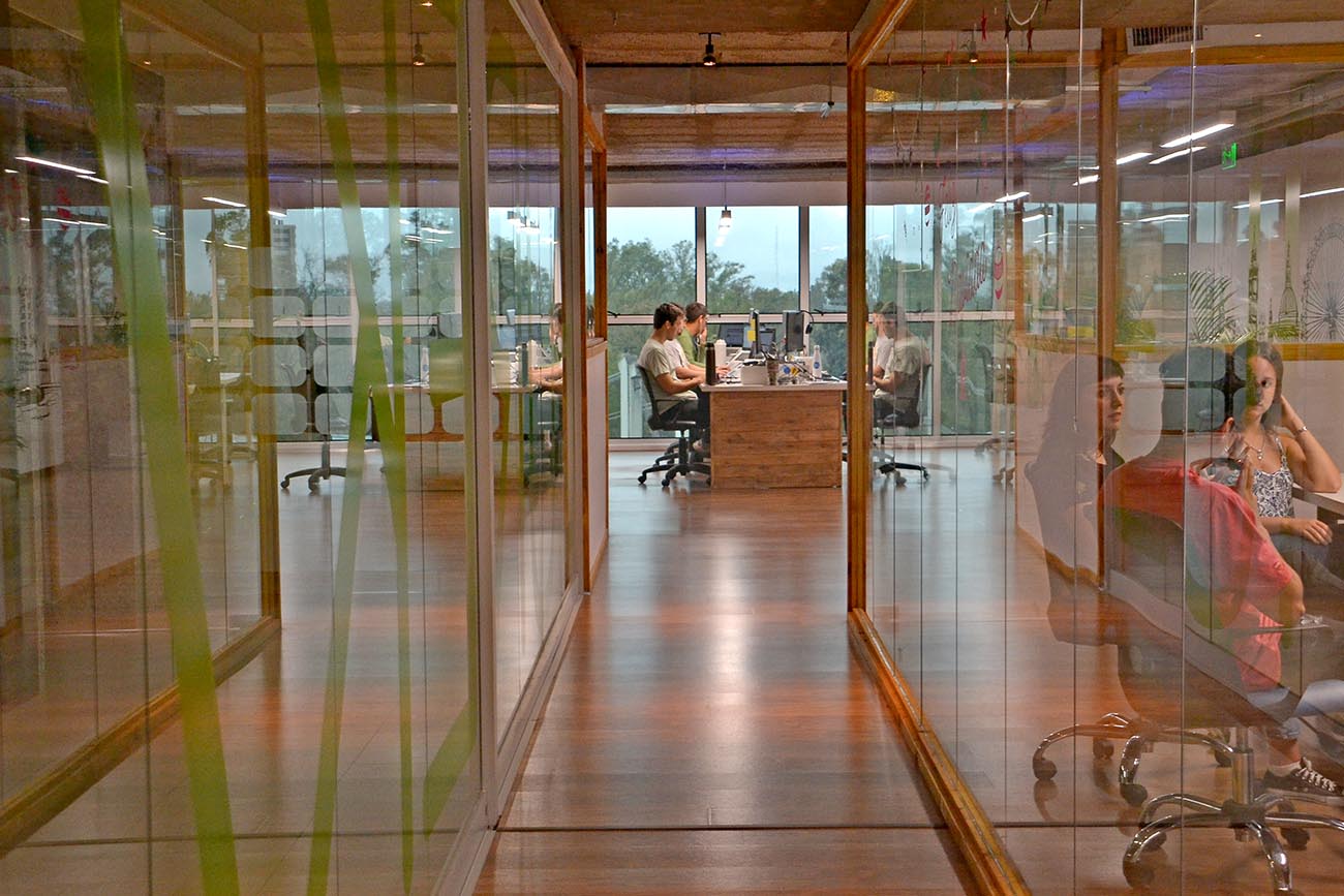 Las construcciones sostenibles comienzan a valorarse, hay mayor profesionalización en gestiónpatrimonial y se instalan espacios
“flex office”, con el foco en el bienestar
de los usuarios y formatos de uso compartido, cómodos y descontracturados.