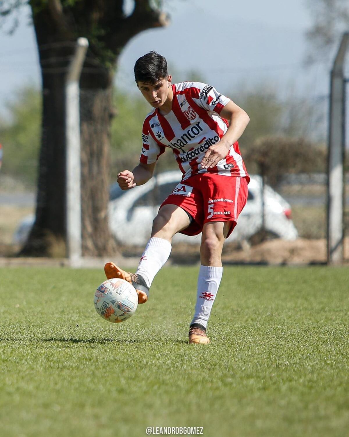 Felipe Arcando, volante de la reserva de Instituto que conduce "Miliki" Jiménez. (Prensa IACC).