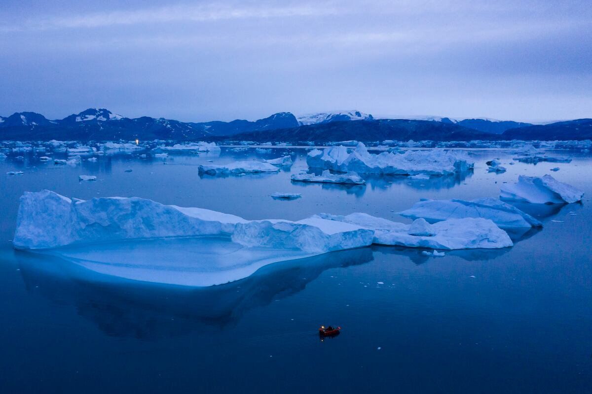Un barco navega entre enormes icebergs cerca del poblado de Kulusuk, el 15 de agosto de 2019, en el este de Groenlandia. (AP Foto/Felipe Dana, Archivo)