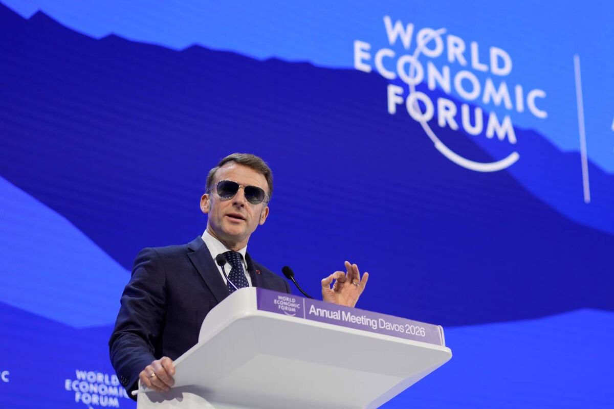 El presidente francés, Emmanuel Macron, asistió con unos llamativos lentes a la reunión anual del Foro Económico Mundial en Davos, Suiza. (AP / Markus Schreiber)