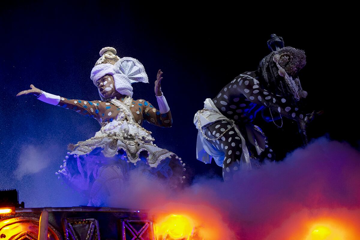 Artistas de la escuela de samba Imperatriz Leopoldinense desfilan en una carroza durante las celebraciones del Carnaval en el Sambódromo de Río de Janeiro. (AP)