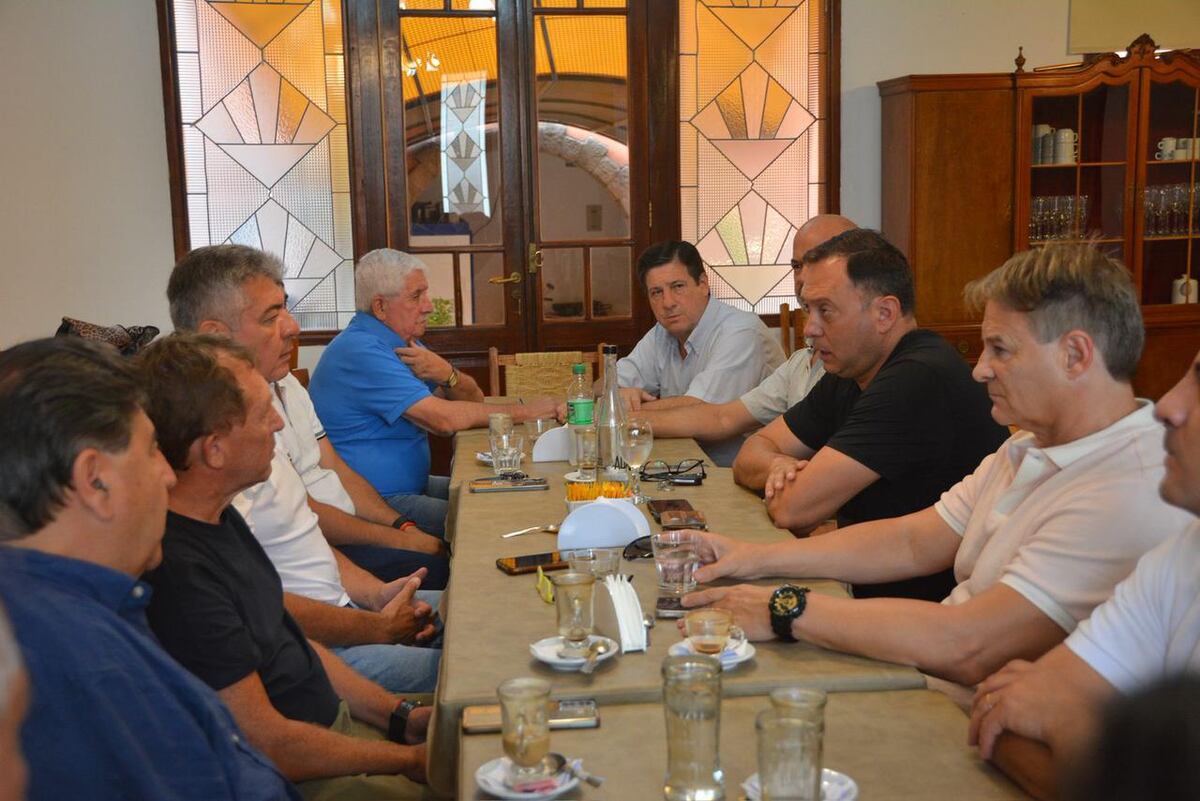 Reunión de dirigentes radicales en Mina Clavero.