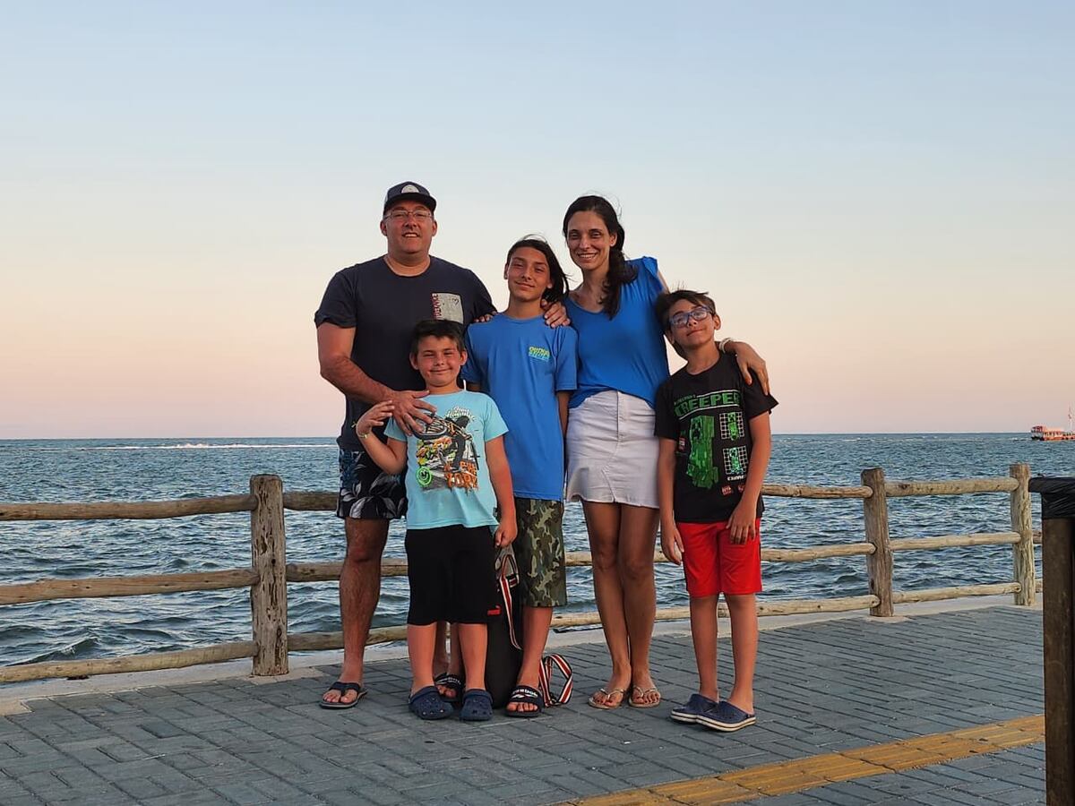 Leti en familia con Pablo y sus hijos Valentino, Mateo y Franco.