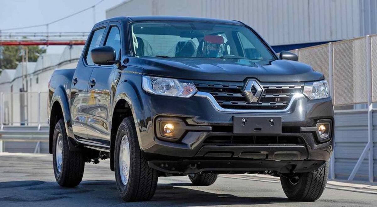 La Renault Alaskan "base" se distingue por su parrilla en negro mate y la ausencia de faros anti niebla.