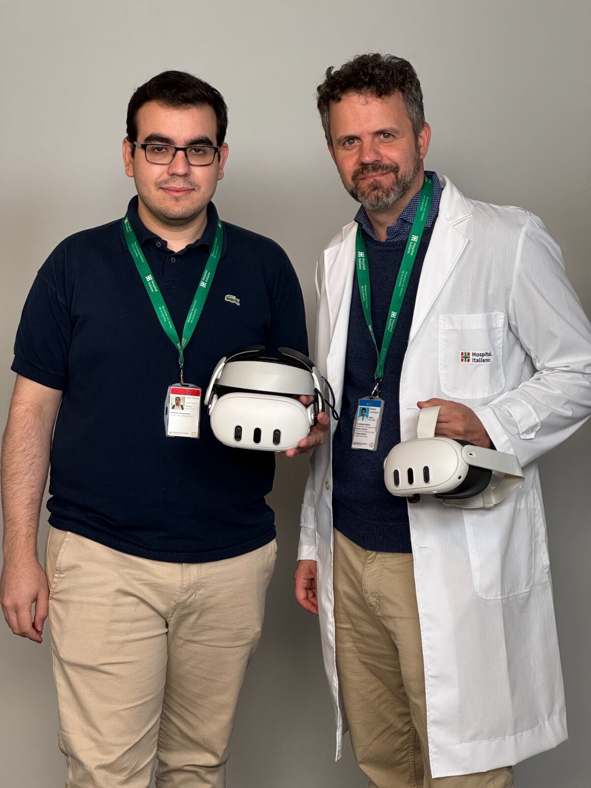 El ingeniero Ángel Ávila y el doctor Lucas Ritacco, parte del equipo que creó las gafas de realidad aumentada. (Hospital Italiano)