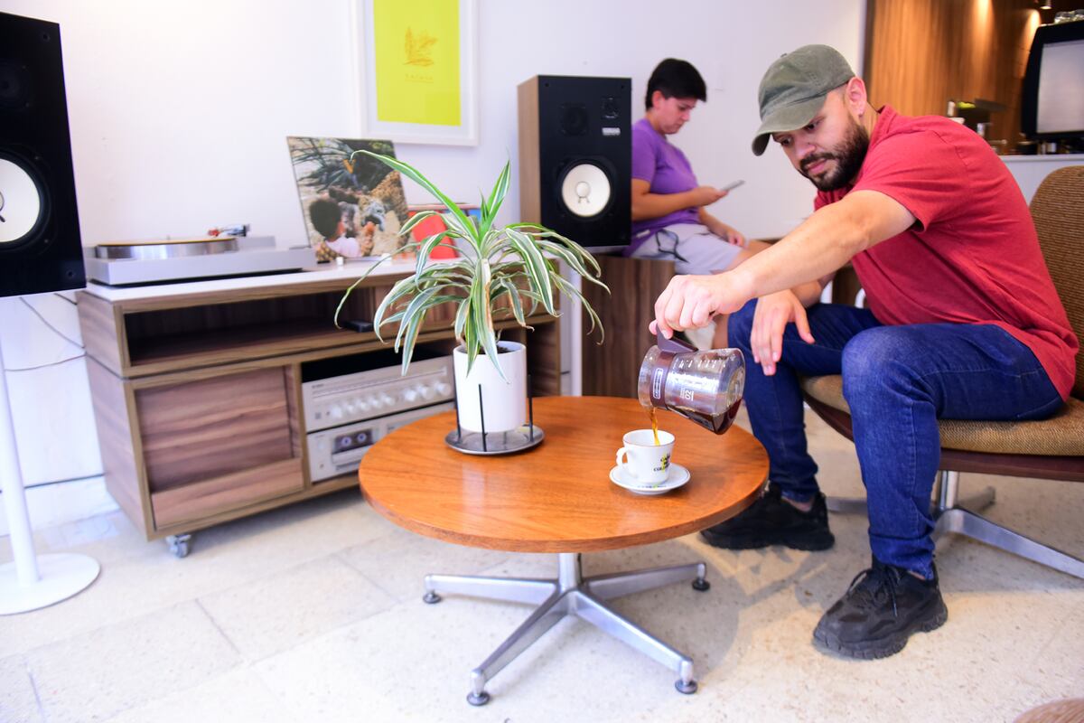 Diego Luna, barista colombiano especialista en café que abrió su propia cafetería en Córdoba Parce café Studio. Foto Javier Ferreyra