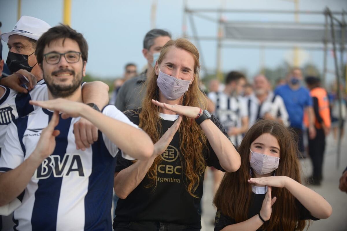 Los hinchas de Talleres dijeron presente en Santiago para acompañar al equipo de Medina (Foto: José Hernández).