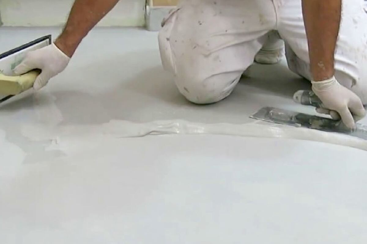 Se abordará el uso de AnclaFloor Micropiso Cementicio, un producto bicomponente de base cementicia formulado con polímeros acrílicos, que deja una capa continua, fina y resistente de no más de 3 mm.