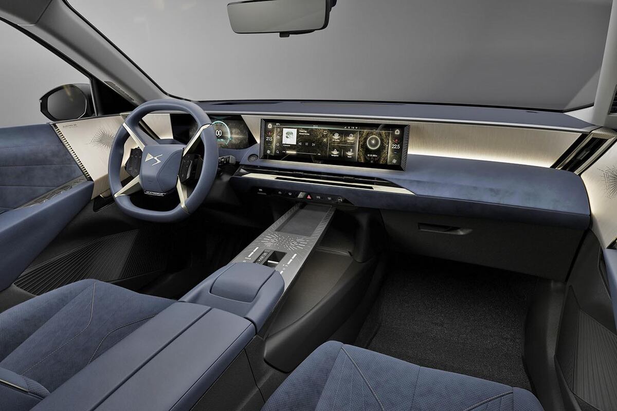 En el interior se destaca la presencia de un volante de cuatro radios en forma de X, así como asientos delanteros con los reposacabezas integrados.