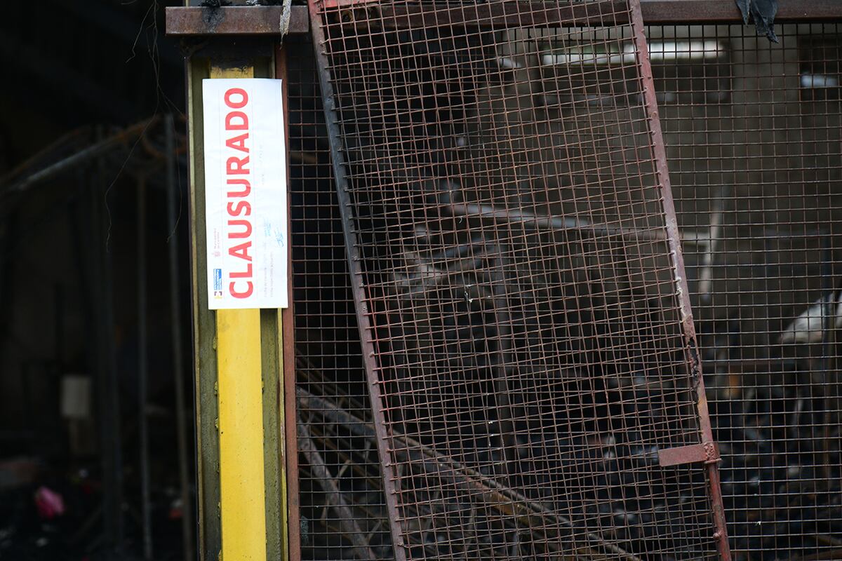 Córdoba. Bomberos controlaron el incendio que destruyó un local de ropa en la Avenida Donato Álvarez. (Ramiro Pereyra / La Voz)