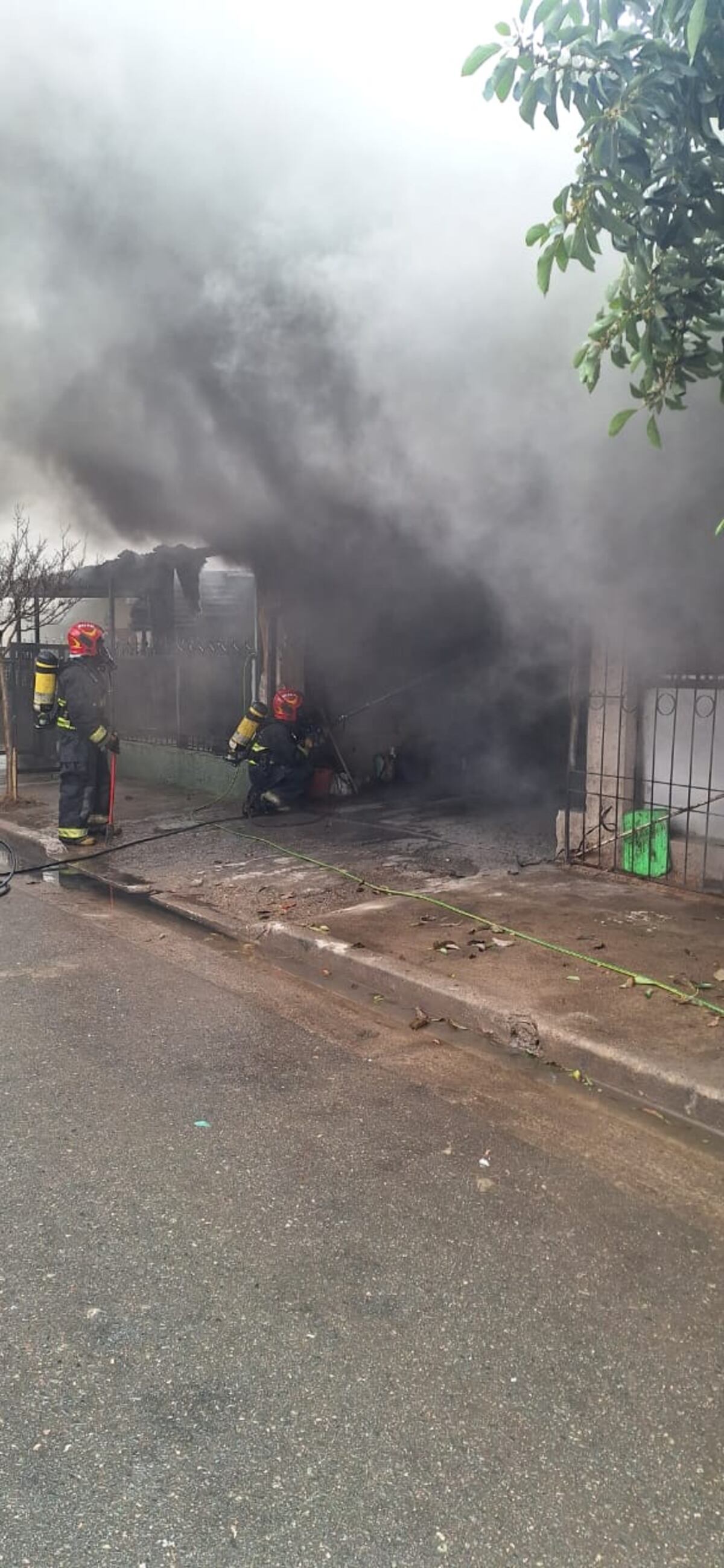 Incendio en Ituzaingó Anexo: una familia evacuada y pérdidas en un depósito de colchones (Prensa Policía de Córdoba)