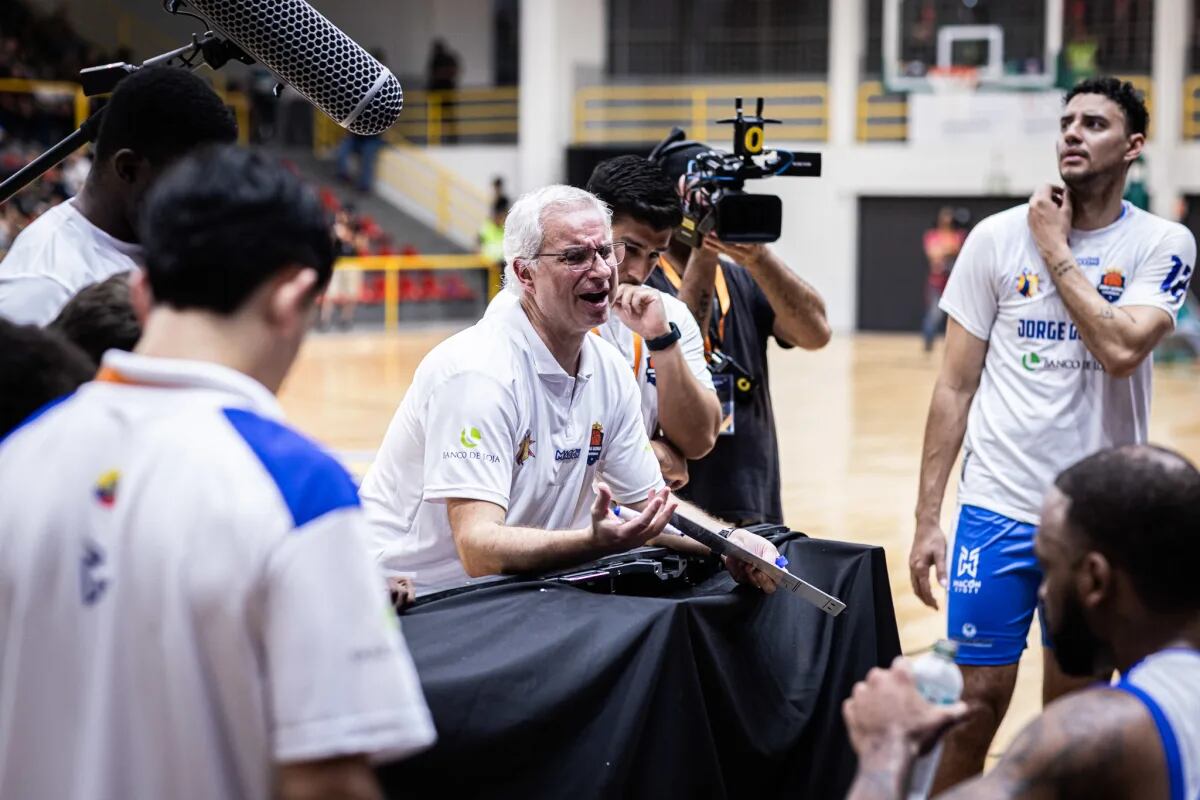 “Jugamos básquet Fiba, con defensa intensa, corremos cuando podemos y nos pasamos la bola en el ataque fijo. No hay misterio", contó el entrenador cordobés Claudio Arrigoni que conduce a Jorge Guzmán. (Fiba)