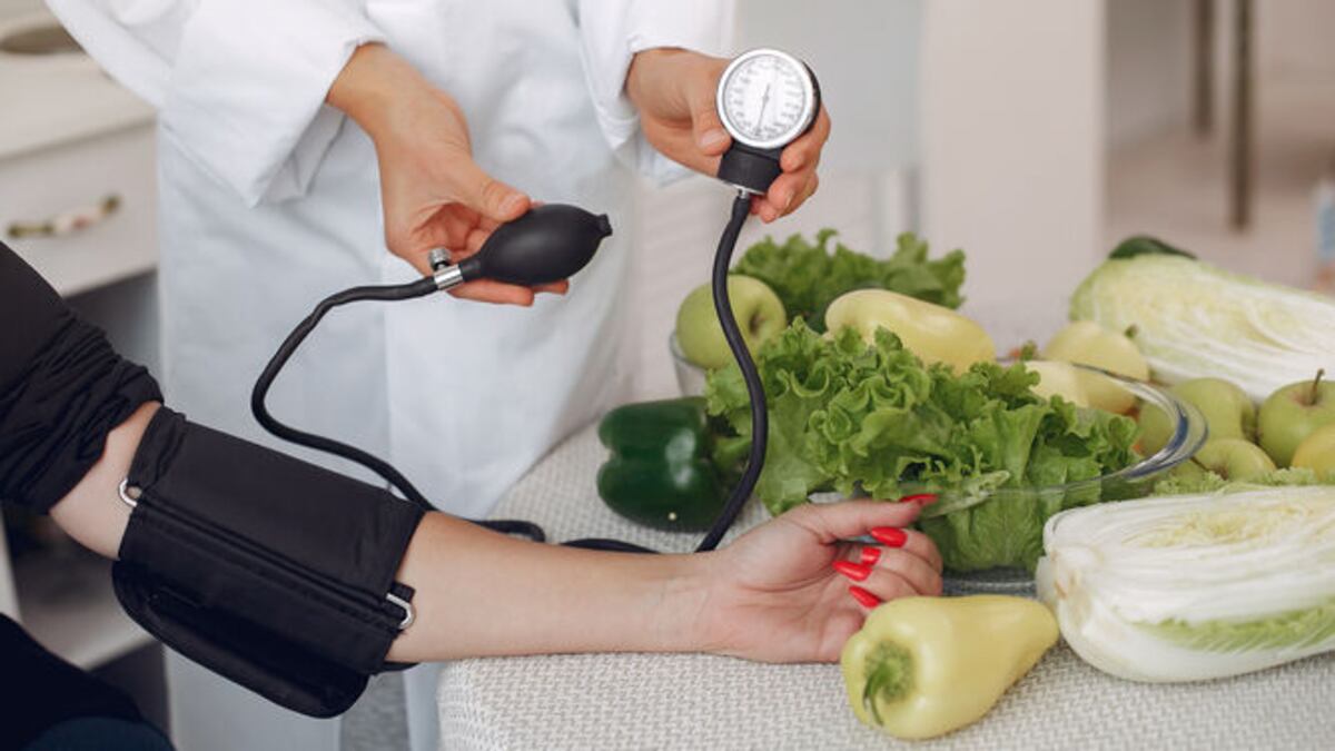 La fruta muy común que ayuda a bajar la presión arterial (y seguro está en tu cocina)