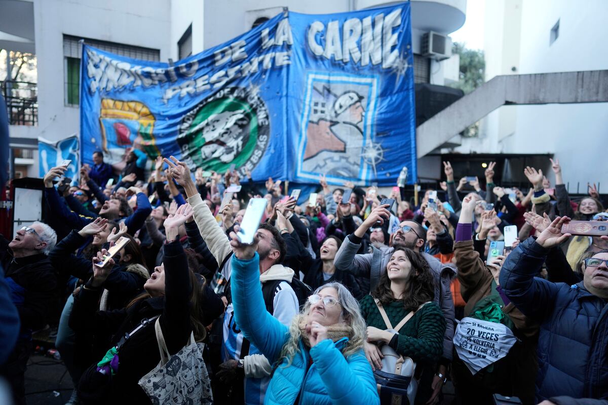 Partidarios de la expresidenta Cristina Fernández reaccionan mientras ella habla desde su balcón un día después de que la Corte Suprema de Argentina confirmara su condena por corrupción, en Buenos Aires, Argentina, el miércoles 11 de junio de 2025. (Foto AP/Natacha Pisarenko)